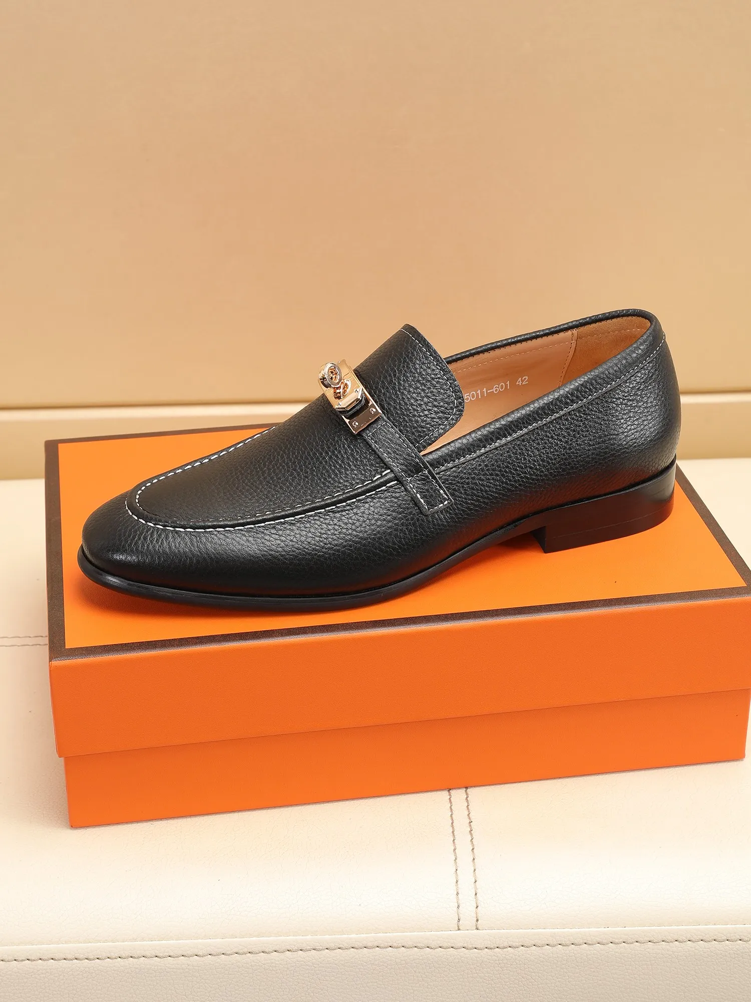 Factory price 440💶[HERMES] (cowhide lining)🍀Italian top luxury🍀He does not pursue novel styles and gorgeous colors, but attracts the favor of successful men with his flawless, elegant and classic style! This very, very comfortable, simple and stable style makes it easy to match any style! The pattern is absolutely 1:1 refined from the original case, and we strive for excellence in materials, imported cowhide + cowhide lining💪💪💪extraordinary texture👍! .Code number: 39 to 44 (38.4546 customized)